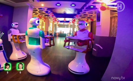 Вместе с роботами: ведущая Нового канала устроилась в необычный ресторан в Непале