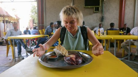 Ведущая «Орла&Решки» ела сырое мясо в Эфиопии