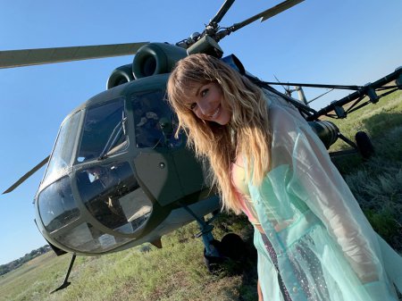«Оператор побледнел»: Лесю Никитюк чуть не травмировал вертолет